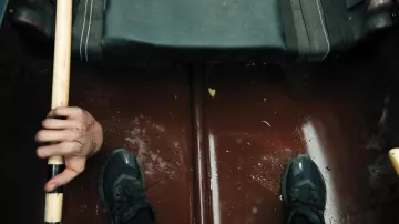 Zapatillas Salomon en negro usadas por Enid Sinclair (Emma Myers) como se ve en el vestuario del programa de televisión del miércoles (Temporada 1 Episodio 2)