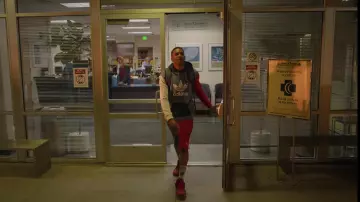 Le sweatshirt à capuche Adidas rouge et gris porté par Jamal Turner (Brett Gray) dans la série On My Block (S04E09)