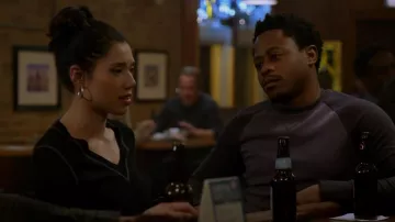 Pull à col en V Rag & Bone Marina porté par Violet Mikami (Hanako Greensmith) vu dans Chicago Fire (S11E11)