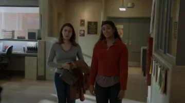 Suéter de punto abierto Forever 21 de media cremallera usado por Kylie Estevez (Katelynn Shennett) como se ve en Chicago Fire (S11E11)