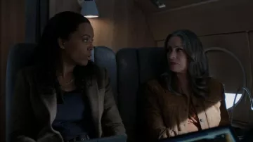 Collar Gorjana Parker usado por la Dra. Tara Lewis (Aisha Tyler) como se ve en Criminal Minds (S15E06)