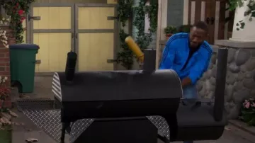 Adidas Essentials 3 Stripes Tricot Track Jacket usada por Malcolm Butler (Sheaun McKinney) como se ve en The Neighborhood (S05E10)