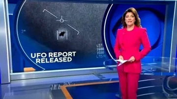 Alexander McQueen Pantalones de crepé de pierna recta en rosa neón usados por Norah O'Donnell como se ve en CBS Evening News el 12 de enero de 2023