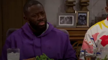 Sudadera con capucha Champion Powerblend Fleece usada por Malcolm Butler (Sheaun McKinney) como se ve en The Neighborhood (S05E10)