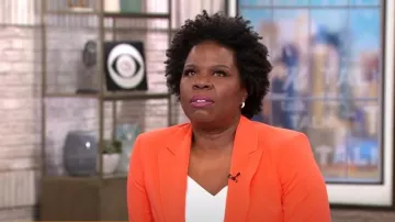 Tahari ASL Colorblocked Boyfriend Blazer worn by Leslie Jones as seen in CBS Mornings on January 16, 2023
