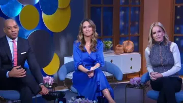 Robe à manches faux-enveloppée à manches 3/4 DKNY portée par Rhiannon Ally comme vu dans Good Morning America le 13 janvier 2023