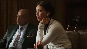 St. John Tweed Braid Trim Cardigan porté par Elise Johnson (Antoinette Crowe-Legacy) vu dans Godfather of Harlem (S03E01)