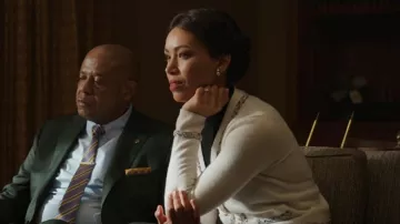 Lele Sadoughi Pearl Drop Boucles d’oreilles portées par Elise Johnson (Antoinette Crowe-Legacy) vues dans Godfather of Harlem (S03E01)