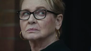 Gafas negras de Tom Ford usadas por Miriam McLusky (Dianne Wiest) como se ve en el programa de televisión del alcalde de Kingstown (S02E01)