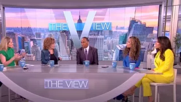 Alice + Olivia Olivia Pantalones acampanados usados por Alyssa Farah como se ve en The View el 17 de enero de 2023