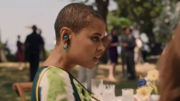 Boucles d’oreilles Brinker + Eliza Jolly Hoop en Multi-Blue portées par Julien Calloway (Jordan Alexander) comme on le voit dans Gossip Girl (S02E09)