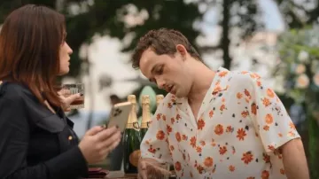 Chemise sergé à manches courtes à manches courtes à imprimé floral Rag & Bone portée par Otto 'Obie' Bergmann IV (Eli Brown) comme on le voit dans Gossip Girl (S02E09)