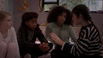 Zara Houndstooth Knit Cardigan usado por Jordyn Curet como se ve en Home Economics (S03E13)