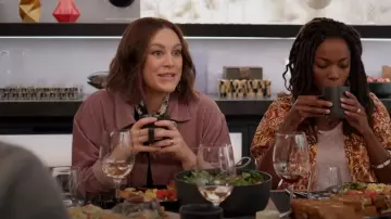 Madewell Corduroy Kentwood Veste de chemise surdimensionnée portée par Sarah (Caitlin McGee) comme on le voit dans Home Economics (S03E13)