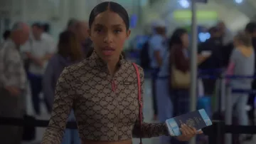 Top de pista delantera con cremallera de monograma blanco roto usado por Zoey Johnson (Yara Shahidi) como se ve en adulto (S05E10)