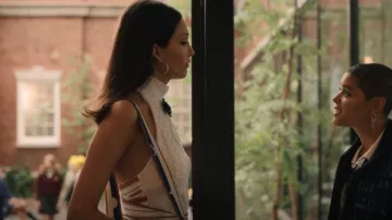 Rosie Assoulin Knit Halter Sash Crop Top usado por Luna La (Zión Moreno) como se ve en Gossip Girl (S02E09)