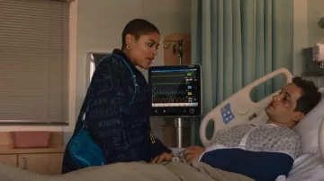 Balenciaga Le Cagole XS Sac à bandoulière porté par Julien Calloway (Jordan Alexander) vu dans Gossip Girl (S02E09)