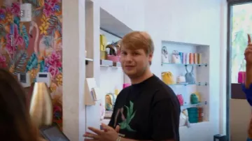 Palm Angels Bro­ken Palm Crew­neck Graph­ic Tee worn by Frankie as seen in The Real Housewives of Miami (S05E09)