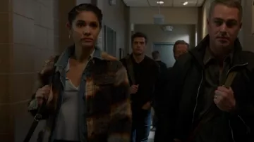 Allsaints Ivy Checked Jacket in Burnt Orange porté par Stella Kidd (Miranda Rae Mayo) comme on le voit dans Chicago Fire (S11E12)