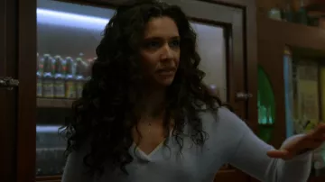 Veronica Beard Koko Pull en cachemire porté par Stella Kidd (Miranda Rae Mayo) vu dans Chicago Fire (S11E12)