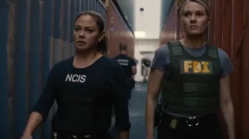 T-shirt à manches longues à manches longues J Crew porté par Jane Tennant (Vanessa Minnillo) comme on le voit dans NCIS: Hawai’i (S02E11)