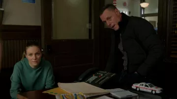 Canada Goose Wyndham Parka usada por Hank Voight (Jason Beghe) como se ve en Chicago P.D. (S10E12)
