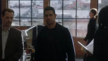 Chaqueta bombardera Allsaints Bassett para hombre usada por Nick Torres (Wilmer Valderrama) como se ve en NCIS (S20E11)