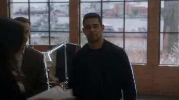 Allsaints Waffle Knit Sweater con Ramskull en gris Marl usado por Nick Torres (Wilmer Valderrama) como se ve en NCIS (S20E11)