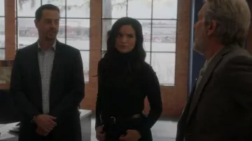Aqua Cashmere Rolled Edge Mock Neck Cashmere Sweater usado por Jessica Knight (Katrina Law) como se ve en NCIS (S20E11)