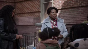 Kenneth Cole Abrigo de cuello de piel usado por Barbara Howard (Sheryl Lee Ralph) como se ve en Abbott Elementary (S02E13)