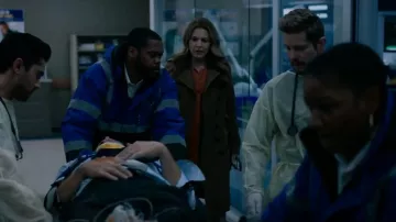 Burberry Kens­ing­ton Her­itage Trench Coat worn by Kit Voss (Jane Leeves) as seen in The Resident (S06E12)