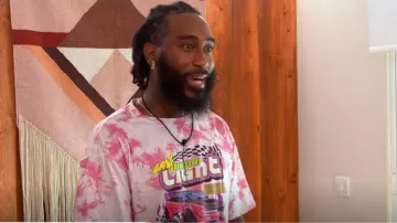 Shein Men Car And Let­ter Graph­ic Tee worn by Chaz Lawery as seen in The Circle (S05E05)
