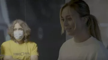 Nike NSW Cream Crop Crewneck Sweatshirt worn by Paula Badosa as seen in Break Point (S01E04)