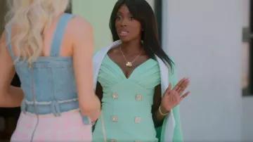 Balmain Off The Shoulder Ruched Crystal Embelleshed Crepe Mini Vestido usado por Chelsea Lazkani como se ve en Selling Sunset (S05E01)