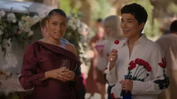 Victoria Beckham Floral Point Pollar Shirt porté par Roxy (Paula Andrea Placido) comme on le voit dans The L Word: Generation Q (S03E10)