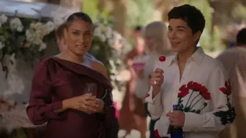 Victoria Beckham Floral Point Pollar Shirt usada por Roxy (Paula Andrea Placido) como se ve en The L Word: Generation Q (S03E10)