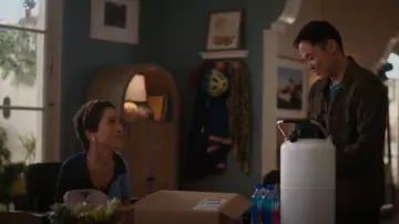 Staud Brice Polo Suéter usado por Maribel (Jillian Mercado) como se ve en The L Word: Generation Q (S03E10)