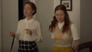 Mango Hound­stooth Pen­cil Skirt In White worn by Rachel (Rebecca Croll) as seen in Wong & Winchester (S01E01)