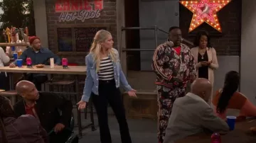 L’Agence Yari Denim Veste portée par Gemma Johnson (Beth Behrs) vue dans The Neighborhood (S05E11)
