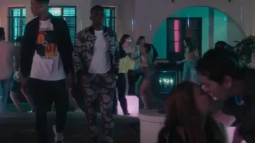 Pantalones de chándal Jacquard Loose Tapered-Fit impresos en escocés y soda usados por Carlton Banks (Olly Sholotan) como se ve en Bel-Air (S01E01)