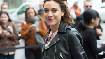 Veste zippée en cuir avant portée par Alexa Chung lors du défilé Gucci qui s’est tenu le 2 juin 2016 à l’abbaye de Westminster à Londres 