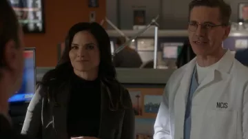 Anne Klein Top de cuello corto de manga corta usado por Jessica Knight (Katrina Law) como se ve en NCIS (S20E12)
