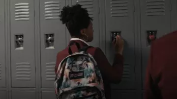 Jansport Tie-dye Right Pack Expressions Mochila In Canyon Tie Dye usado por Ashley Banks (Akira Akbar) como se ve en Bel-Air (S01E02)