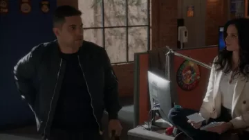 Kenzo MA-1 Chaqueta usada por Nick Torres (Wilmer Valderrama) vista en NCIS (S20E12)