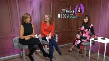 Norma Kamali Robe en queue de poisson à col roulé portée par Rosie Perez comme on le voit dans Aujourd’hui avec Hoda & Jenna le 20 janvier 2023