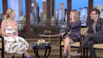 Oscar de la Renta Vestido sin mangas con estampado gráfico usado por Sarah Michelle Gellar visto en VIVO con Kelly y Ryan el 23 de enero de 2023