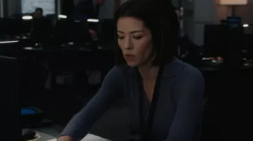 Vince Purple Knit Henley Polo Pullove porté par l’analyste Elise Taylor (Vedette Lim) vu dans FBI (S05E11)