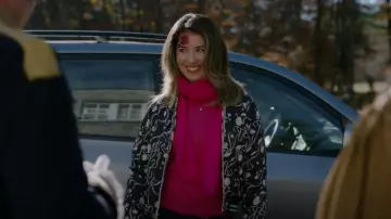 Chaqueta bomber acolchada reversible impresa de whisky escocés y soda usada por Jessica (Nichole Bloom) como se ve en Ghosts (S02E11)