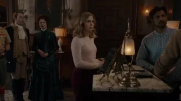 Club Monaco Pointelle Stitch Crew Sweater porté par Samantha (Rose McIver) comme on le voit dans Ghosts (S02E12)