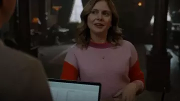 Maeve chez Anthropologie Colorblocked Cashmere Sweater porté par Samantha (Rose McIver) vu dans Ghosts (S02E12)